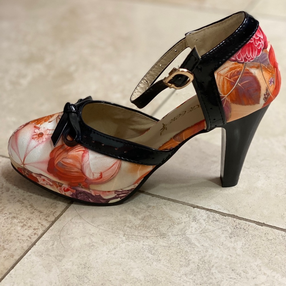 Pixie Cove floral print pump shoes with bow